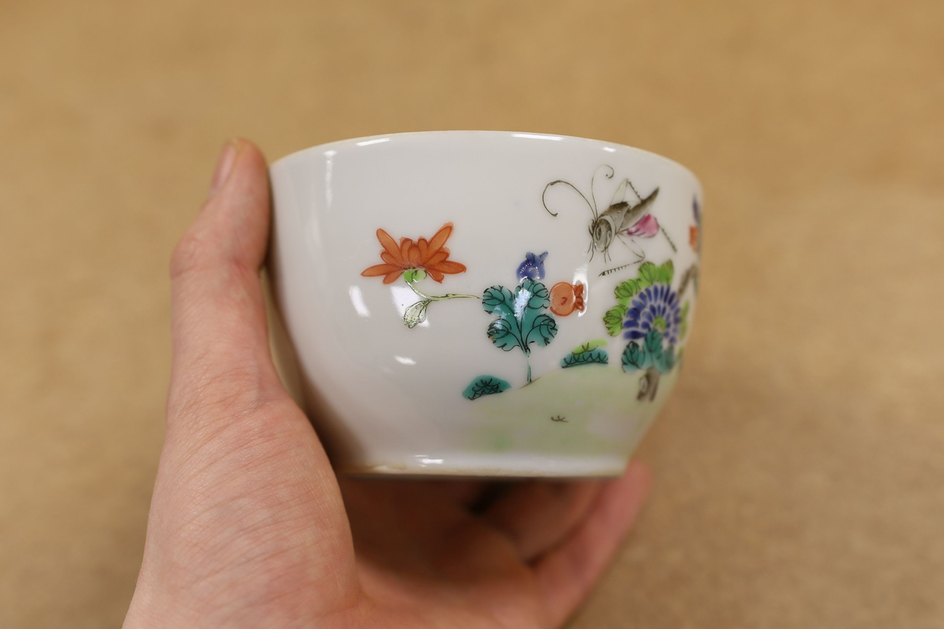 A Chinese famille rose chupu and a bowl, late 19th century, and a cloisonne parasol handle, 23cm long